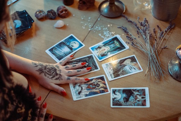 Tarot com IA vs. Leitores Humanos: Qual a diferença?