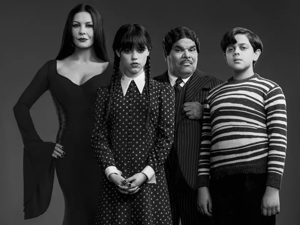 1. Quem é quem na Família Addams: Um guia completo dos personagens.
2. A evolução da Família Addams: Dos quadrinhos à Netflix.
3. Os atores por trás da Família Addams: Diferenças entre as versões.
4. O legado de Charles Addams e a criação da Família Addams.
5. Curiosidades macabras e divertidas sobre a Família Addams.