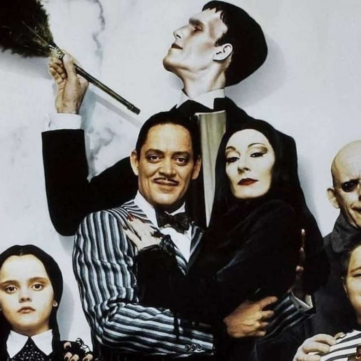 1. Quem é quem na Família Addams: Um guia completo dos personagens.
2. A evolução da Família Addams: Dos quadrinhos à Netflix.
3. Os atores por trás da Família Addams: Diferenças entre as versões.
4. O legado de Charles Addams e a criação da Família Addams.
5. Curiosidades macabras e divertidas sobre a Família Addams.
