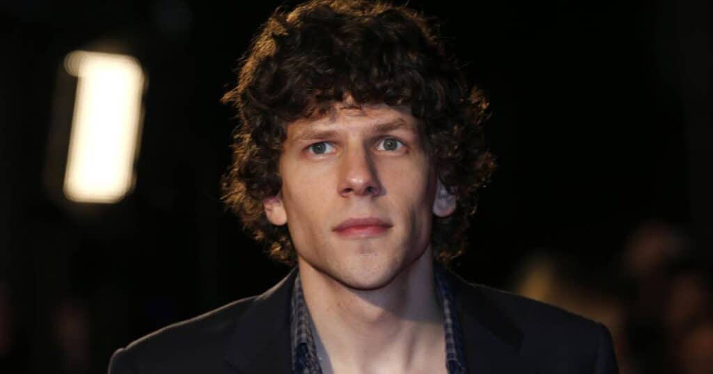 Análise da Carreira de Jesse Eisenberg: Sucessos e Projetos Futuros