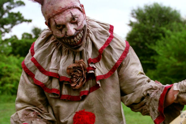 1. Os Palhaços Mais Assustadores do Cinema: Uma Análise Profunda
2. De Pennywise a Art: A Evolução do Palhaço no Terror
3. Filmes de Palhaço que Vão Além do Medo: Drama e Comédia
4. O Fenômeno 'Terrifier': Como Art se Tornou um Ícone Slasher
5. Clássicos Cult de Palhaços: De 'Killer Klowns' a 'House of 1000 Corpses'