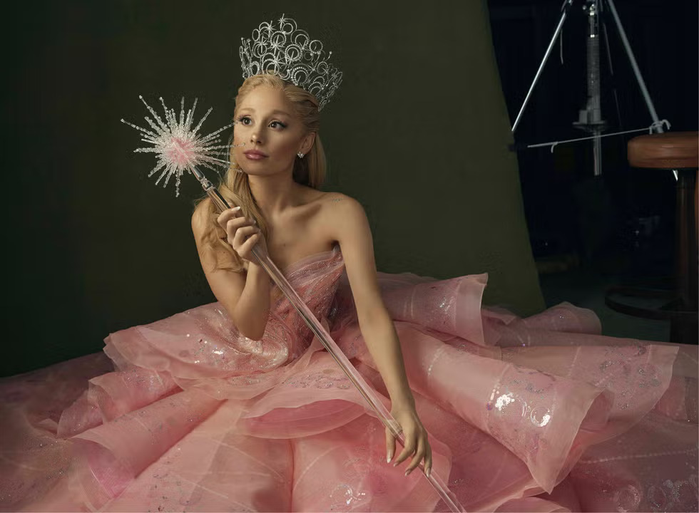 5 ideias de títulos:
1. Glinda: A Evolução da Bruxa Boa Através das Adaptações
2. Desvendando os Poderes de Glinda: Dos Livros a Wicked
3. Glinda vs. Elphaba: Uma Análise da Amizade em Wicked
4. As Atrizes que Deram Vida a Glinda: Uma Trajetória Icônica
5. A História de Glinda: Da Criação de Baum ao Fenômeno Wicked