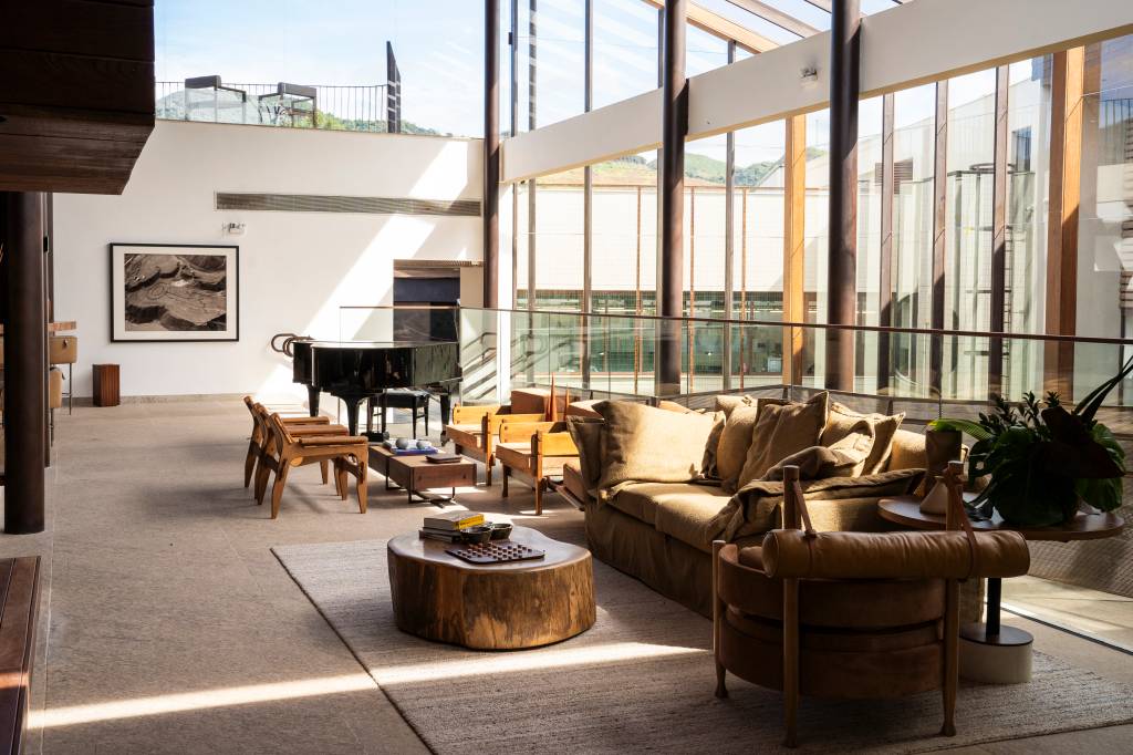 5 ideias de títulos:
1. Residências Artísticas no Brasil: Um Guia Completo para Criativos
2. Coliving e Espaços de Criação: Onde Artistas Podem Morar e Trabalhar
3. Airbnb para Artistas: Encontrando Estúdios e Hospedagens Criativas
4. Imersão Artística: Destinos Brasileiros para Inspiração e Produção
5. Editais de Residência Artística: Oportunidades Abertas no Brasil