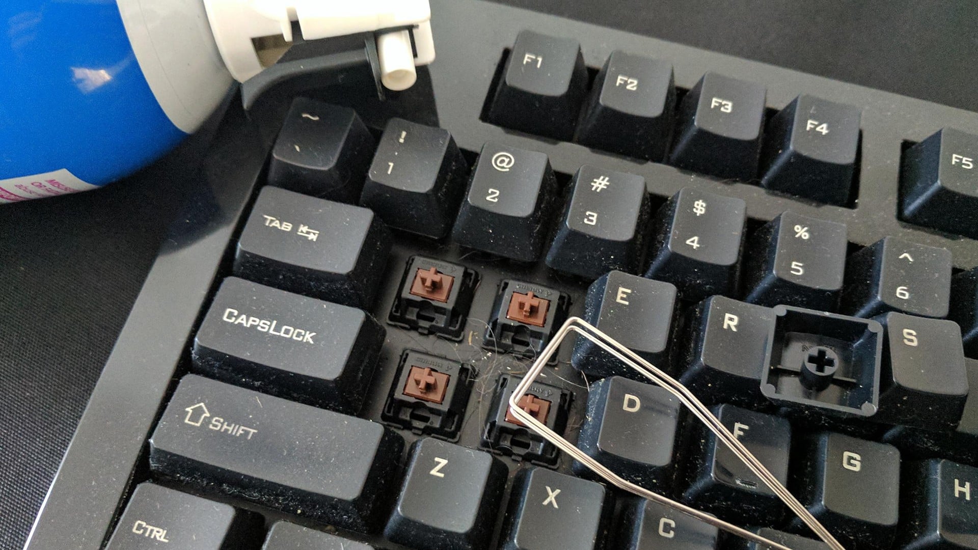 Comparativo: Álcool Isopropílico vs. Outros Produtos para Limpeza de Eletrônicos