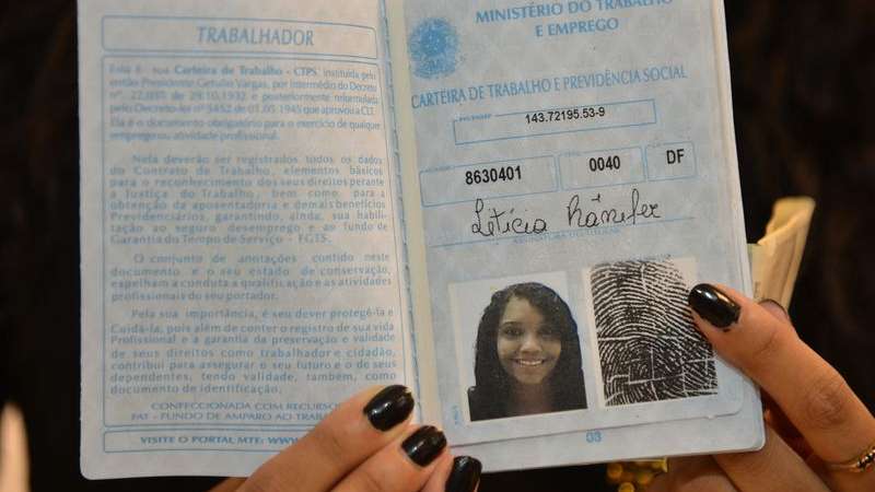 5 ideias de títulos:
1. Desvendando a Carteira de Trabalho Digital: Tudo o que você precisa saber.
2. Como consultar seu número da CTPS Digital em poucos passos.
3. Erros comuns ao preencher dados da Carteira de Trabalho e como evitá-los.
4. Carteira de Trabalho Física vs. Digital: Entenda as diferenças e transições.
5. PIS/PASEP: Onde encontrar seu número na Carteira de Trabalho Digital.