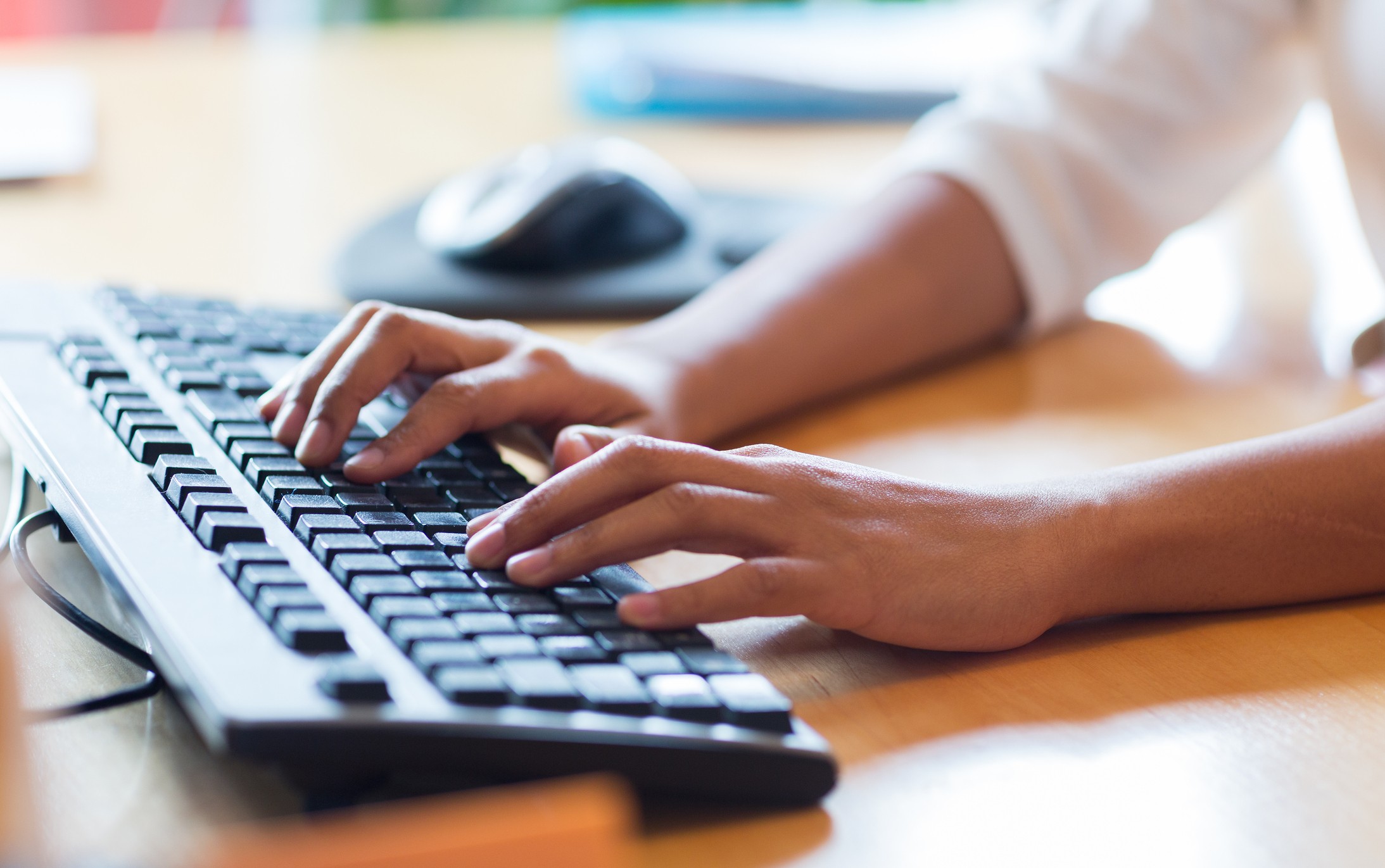 5 ideias de títulos:
1. Teclado Desconfigurado: Guia Completo para Solucionar Problemas Comuns
2. Layout do Teclado Errado? Aprenda a Corrigir em Poucos Passos
3. Teclado do Notebook Digitando Números? Descubra Como Resolver
4. Teclas de Acessibilidade Ativadas? Desative e Volte a Digitar Normalmente
5. Problemas com o Teclado? Resetando as Configurações do Windows para Resolver