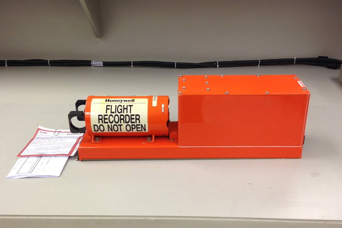 qual é a cor da caixa preta do avião