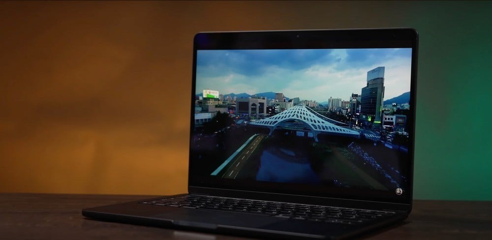 Comparativo: MacBook Air M4 vs. Lenovo Yoga Slim 7i para profissionais