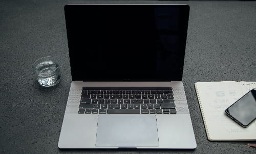 O que fazer quando o notebook liga mas a tela continua preta